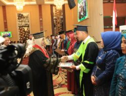 Berprestasi di Bidang Olahraga, Dua Peserta Wisuda Dapat Penghargaan Dari Rektor UISU