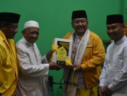 Ulama Tuban Kalungkan Surban ke Ketua Golkar Jatim: Doa dan Restu untuk Musda Damai dan Solid