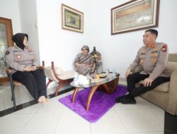 Wujud Polisi Humanis: Humas Polda Jatim Kunjungi Purnawirawan di Hari Jadi ke-74