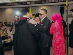 Comeback Ahmad Sahroni: Diserbu Emak-Emak Saat Wisuda Gelar Doktor Ilmu Hukum